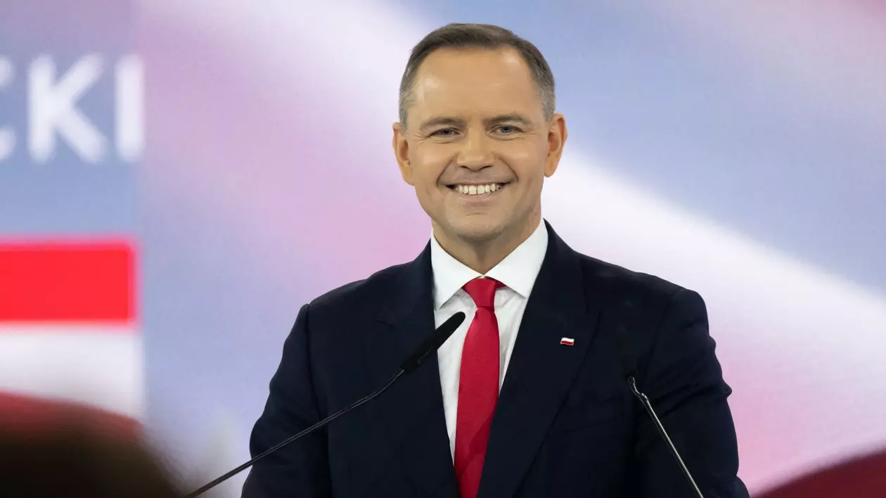 Karol Nawrocki poartă un sacou negru, o cămașă albă și o cravată roșie