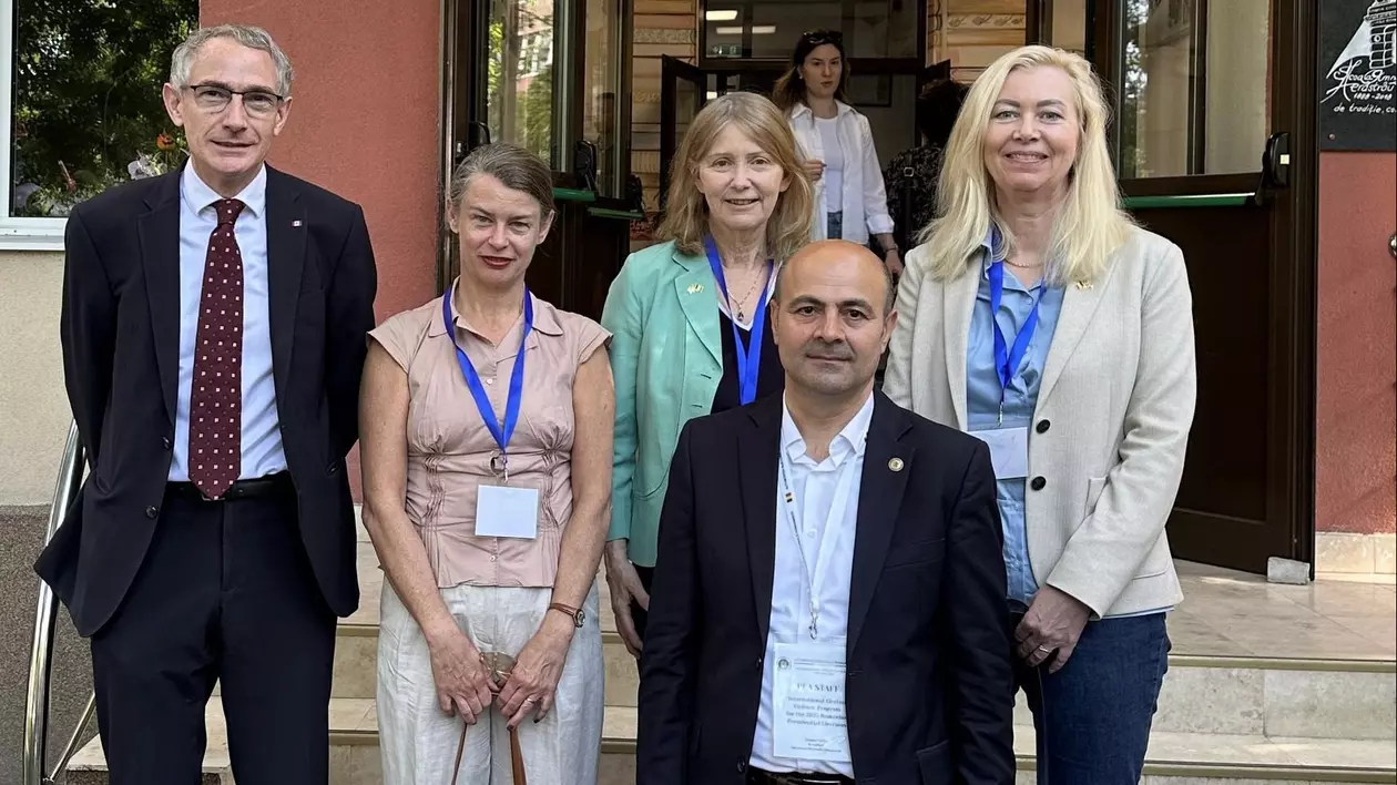 Kathleen Kavalec, ambasadorul SUA la București, Ion Mincu, Hilde Svartdal Lunde, Anna Hallerman și Gavin Buchan în fața Școlii Gimnaziale „Herăstrău” din București - 4 mai 2025