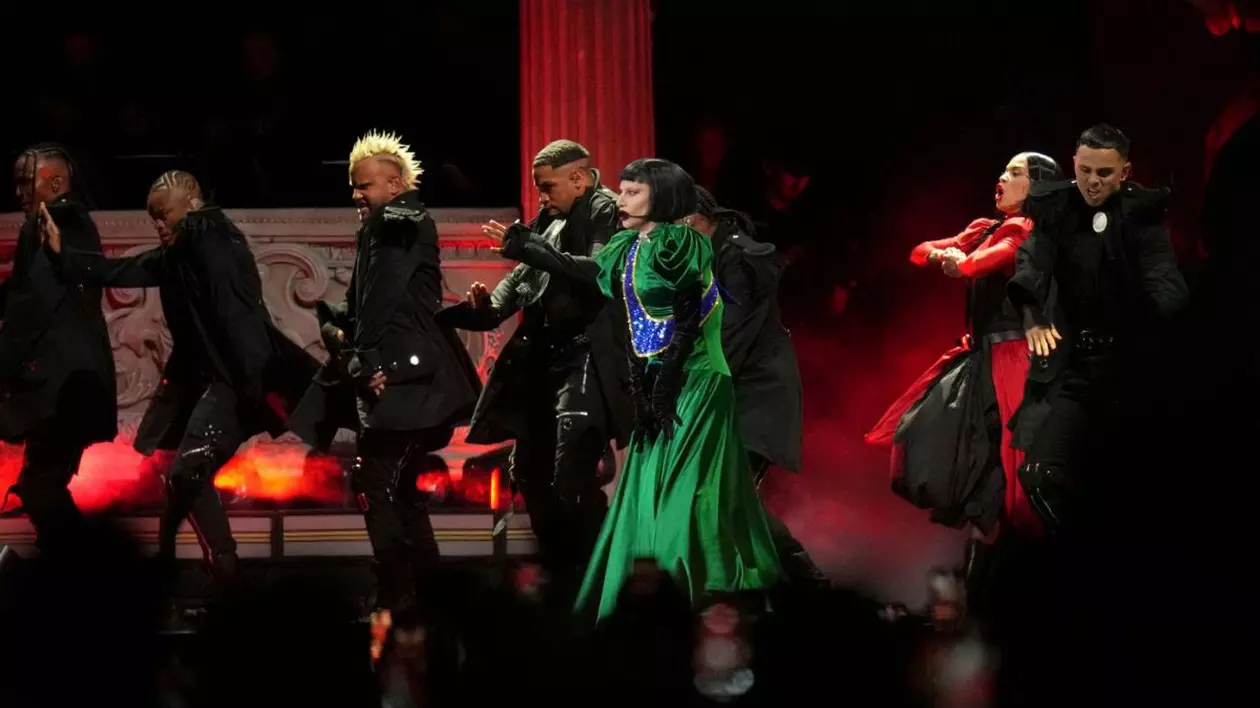 Lady Gaga, în centru, cântă în timpul concertului gratuit susținut pe plaja Copacabana din Rio de Janeiro, sâmbătă, 3 mai 2025.