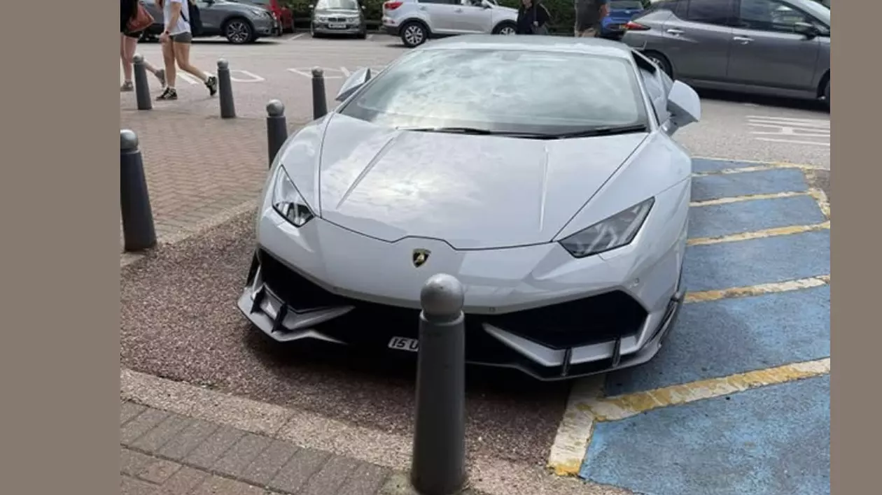 Lamborghini parcat pe un loc rezervat persoanelor cu dizabilități, în Marea Britanie Foto: Facebook/ Spotted Torquay