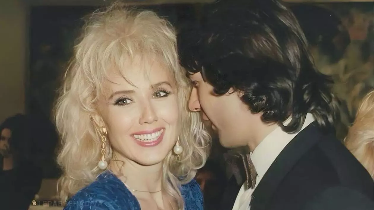 Lepa Brena, în partea stângă, îmbrăcată într-o rochie albastră, cu soțul ei, pozat din lateral, în stânga, în decembrie 1991