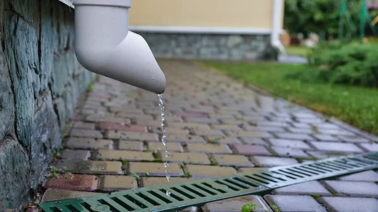 Poza facute de aproape a unui sistem pluvial al unei case