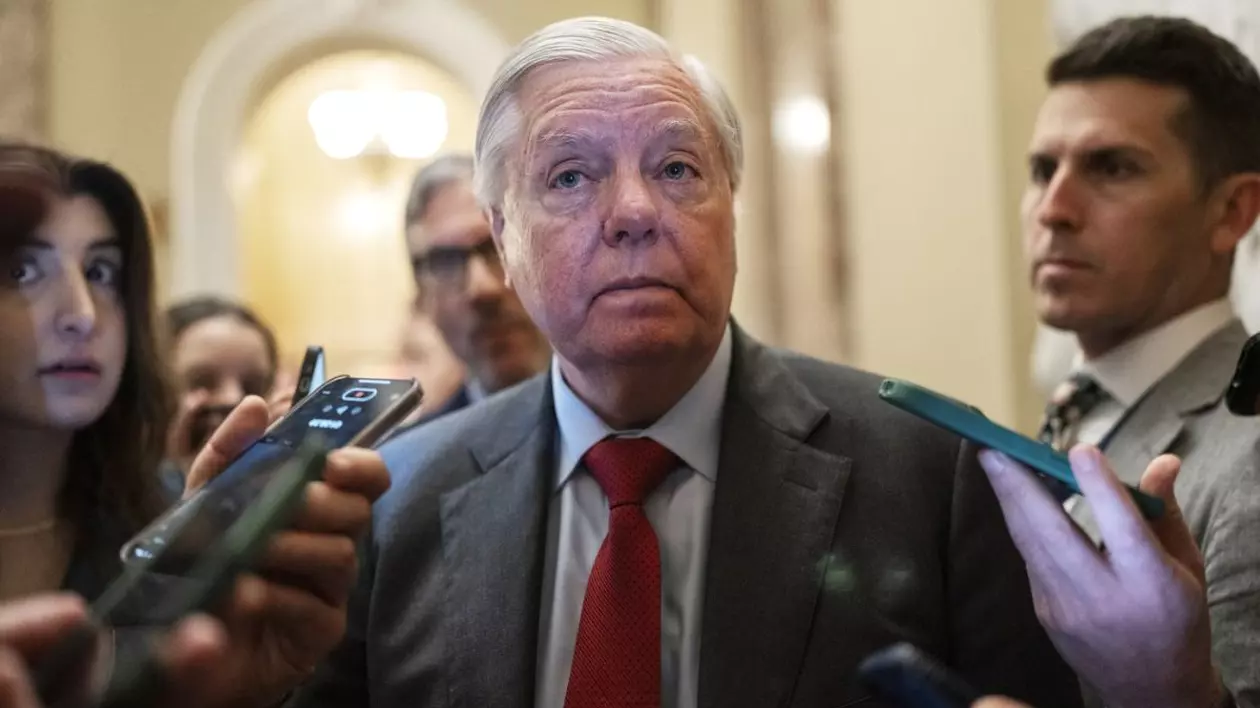 Senatorul Lindsey Graham, republican din Carolina de Sud, discută cu reporterii după prânzurile senatoriale de la Capitoliul SUA, marți, 11 martie 2025.