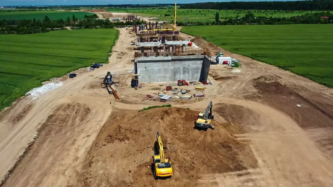 Imagine din dronă cu utilaje pe șantierul de pe lotul 3 al autostrăzii A0 București Nord