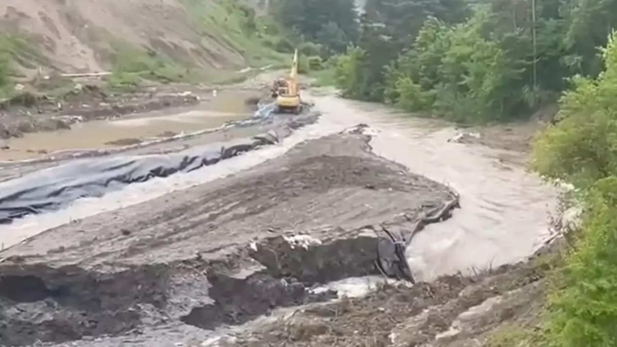 Lucrările efectuate de autorități la Salina Praid pentru a preveni inundațiile, în imagine se vede un escavator care forează.
