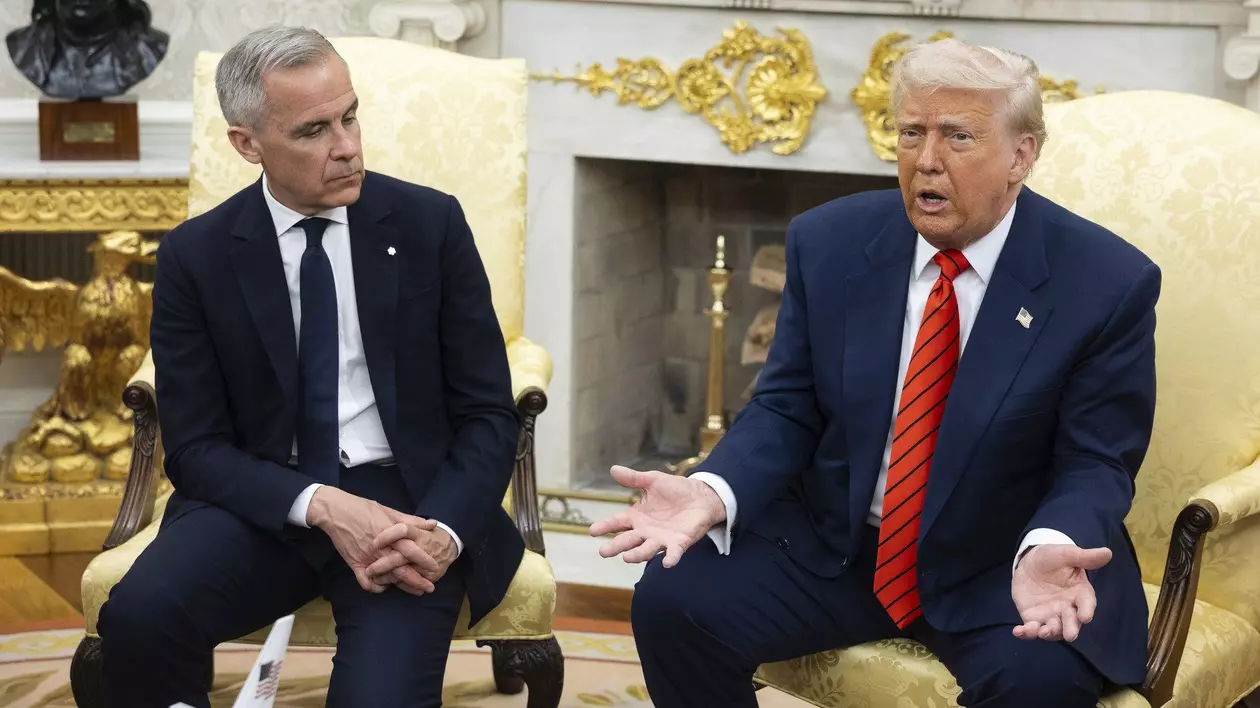 Mark Carney (stânga) și Donald Trump (dreapta) surprinși în timpul întâlniri de marți, 6 mai, din Biroul Oval