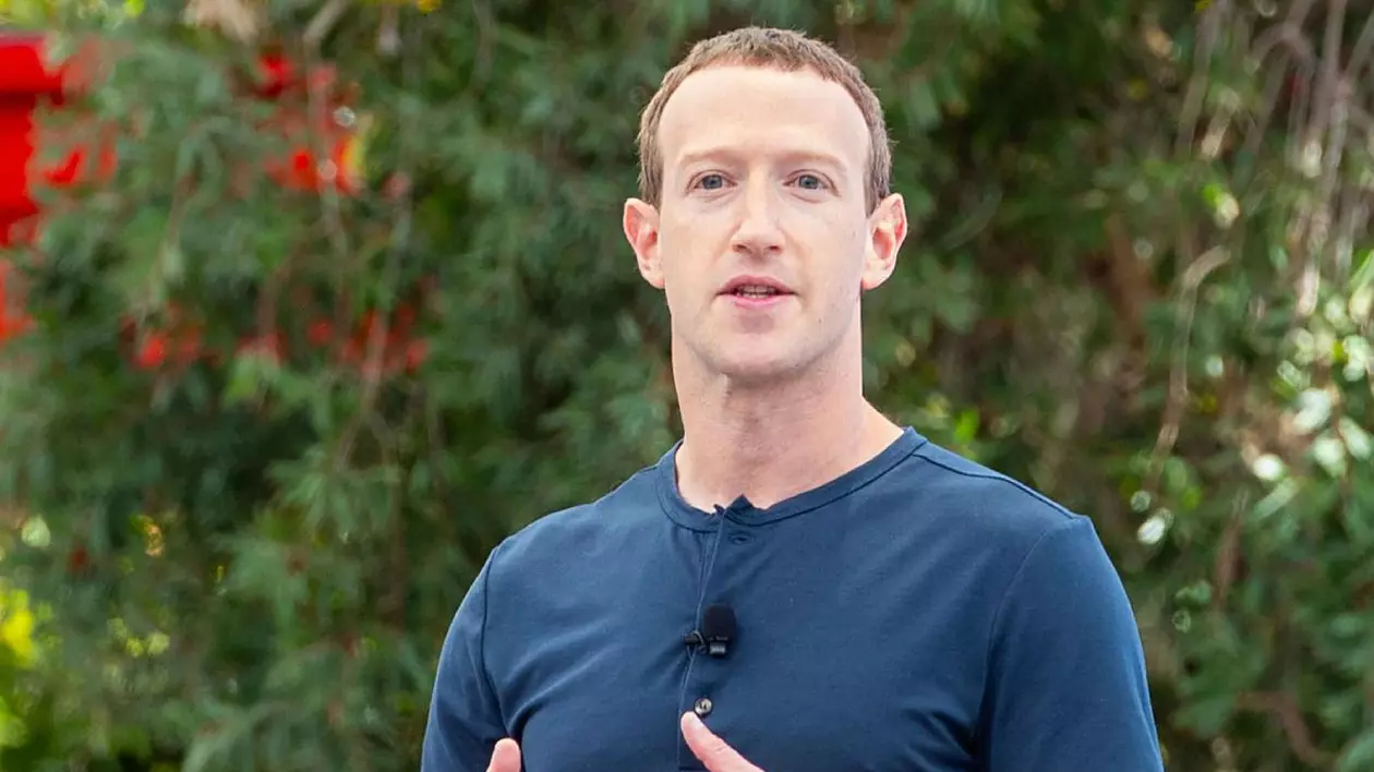 Mark Zuckerberg e îmbărcat într-un tricou albastru în timp ce stă într-o grădină, în aer liber
