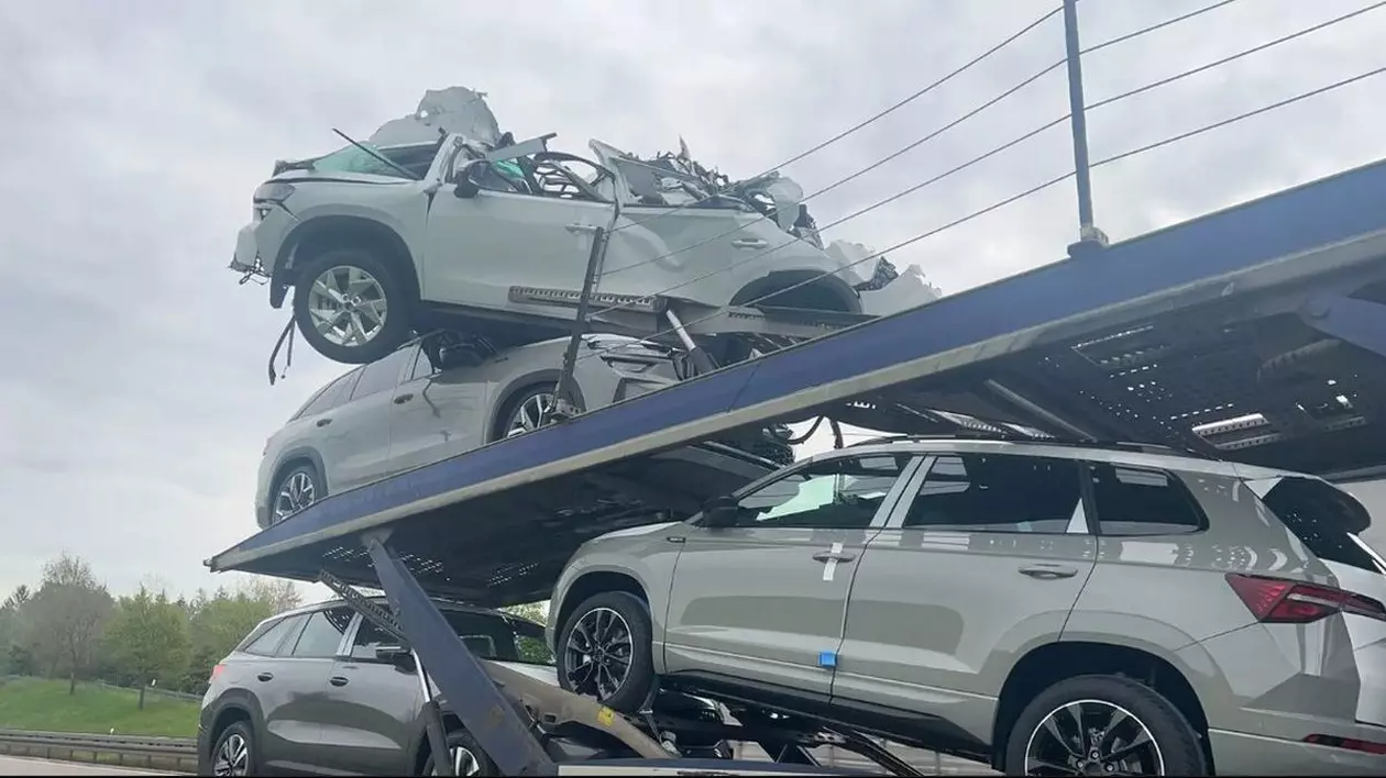 Mașină nouă-nouță de 100.000 de euro distrusă de șoferul de camion care o transporta și a uitat să facă o manevră simplă, în Germania