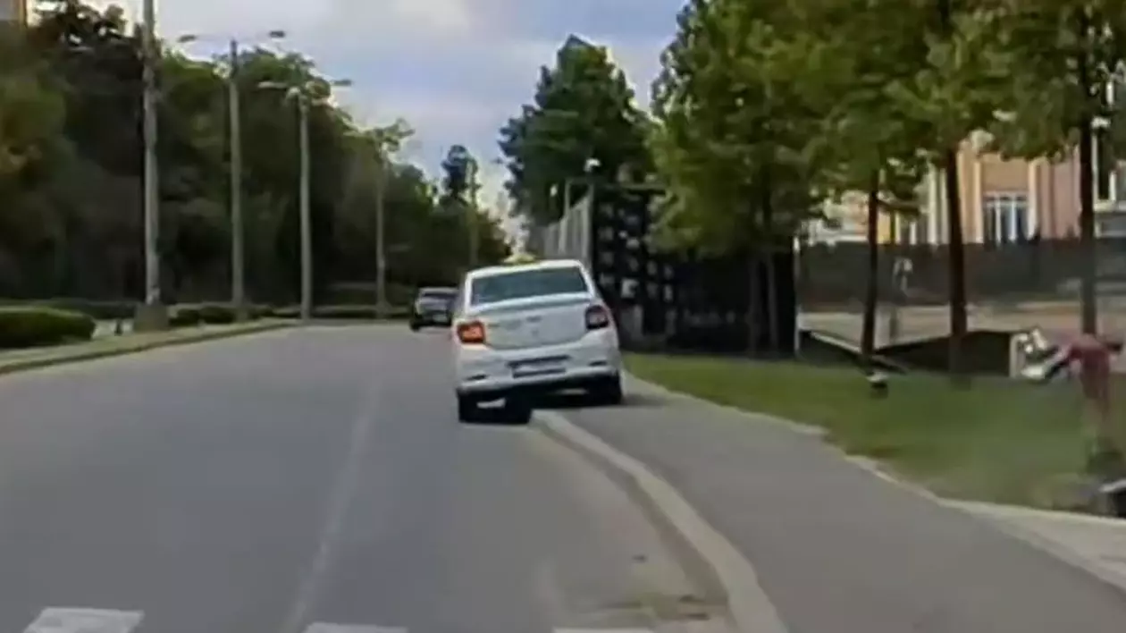 Taxi scăpat de sub control la Iulius Mall în Cluj. S-a urcat pe trotuar și era să lovească o femeie