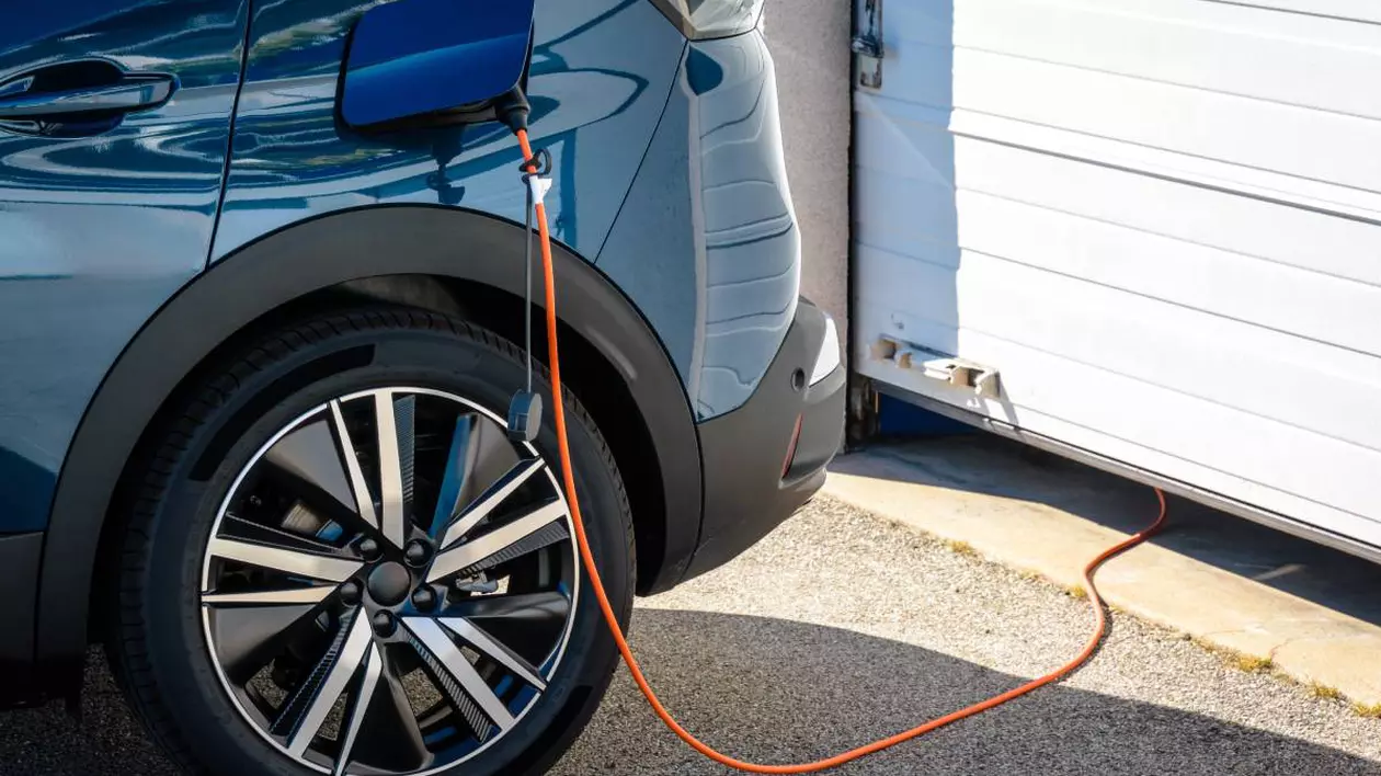 O șoferiță nu-și mai poate conduce SUV-ul electric de 50.000 de euro pentru că producătorul a dat faliment