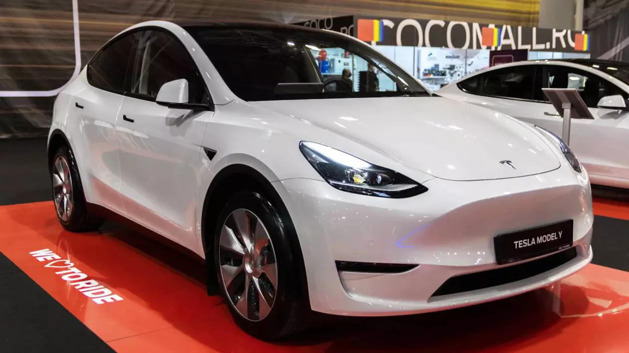 Tesla Model Y de culoare albă, expus într-o reprezentanță auto