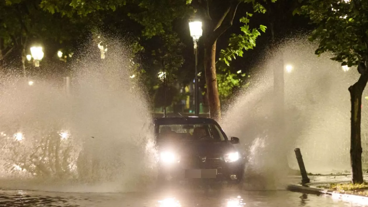 Masini trec printr-o portiune inundata de pe Splaiul Independentei, in Bucuresti, vineri, 14 iunie 2024.