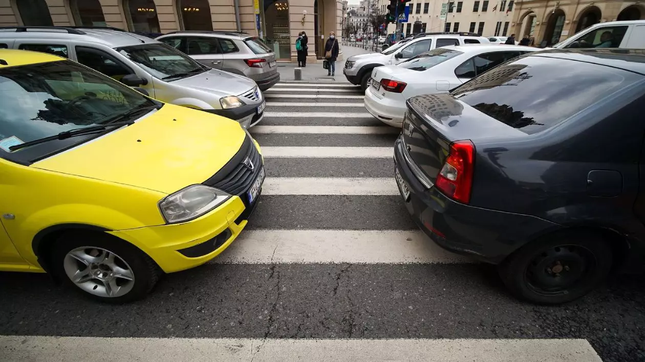 Mai multe mașini, Dacia Logan, în trafic, la o oră de vârf, pe un bulevard din București