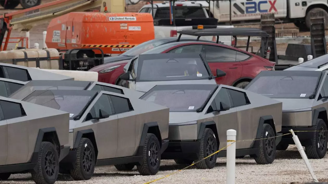 Mai multe mașini electrice Tesla model Cybertruck în curtea facbricii companiei din Austin, SUA.