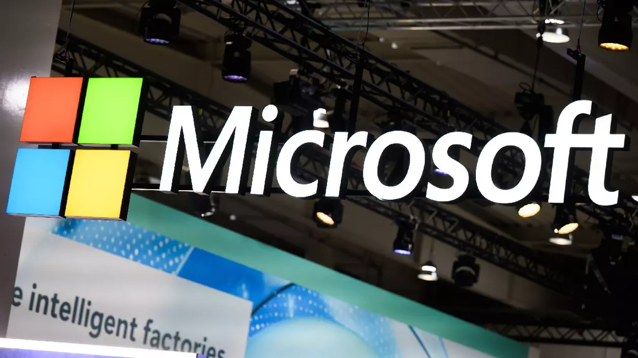Logo-ul Microsoft atârnă pe standul companiei la Hannover Messe 2024.