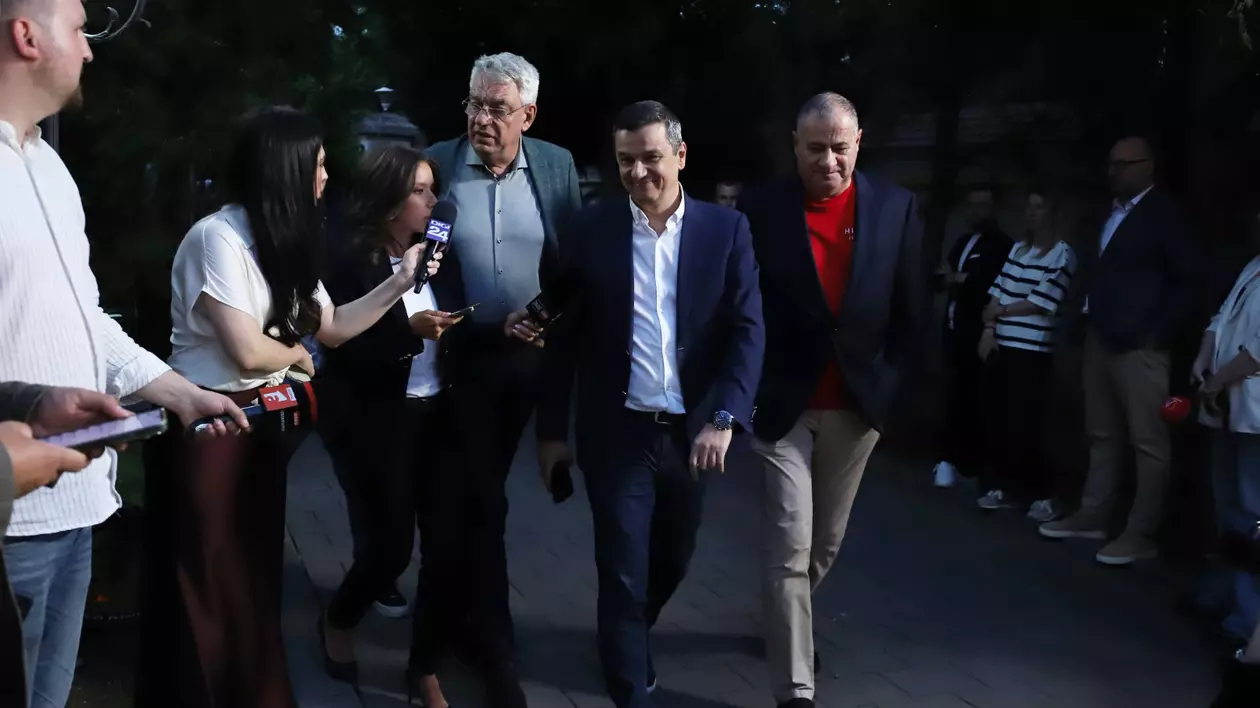 Mihai Tudose - Sorin Grindeanu si Marian Neacsu FOTO Dumitru Angelescu
