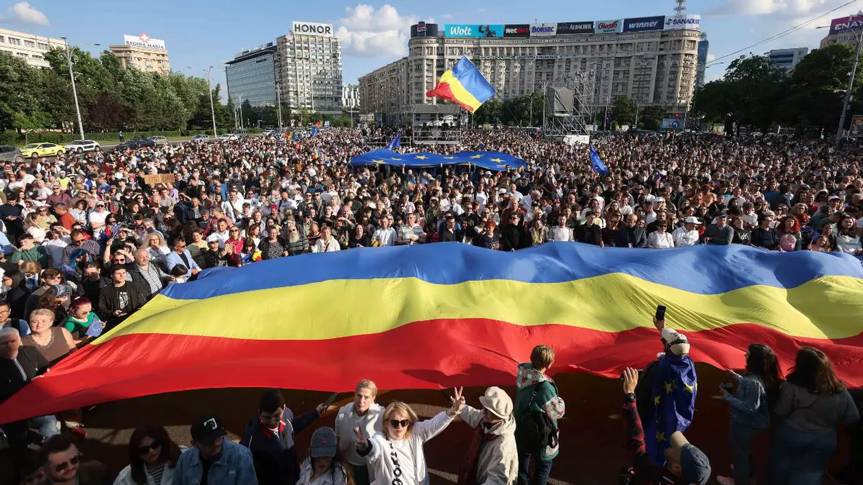 Mii de oameni în Piața Victoriei la mitingul „România în lumină”, organizat de Nicușor Dan. Jandarmeria a sesizat AEP pentru „propagandă electorală” | VIDEO