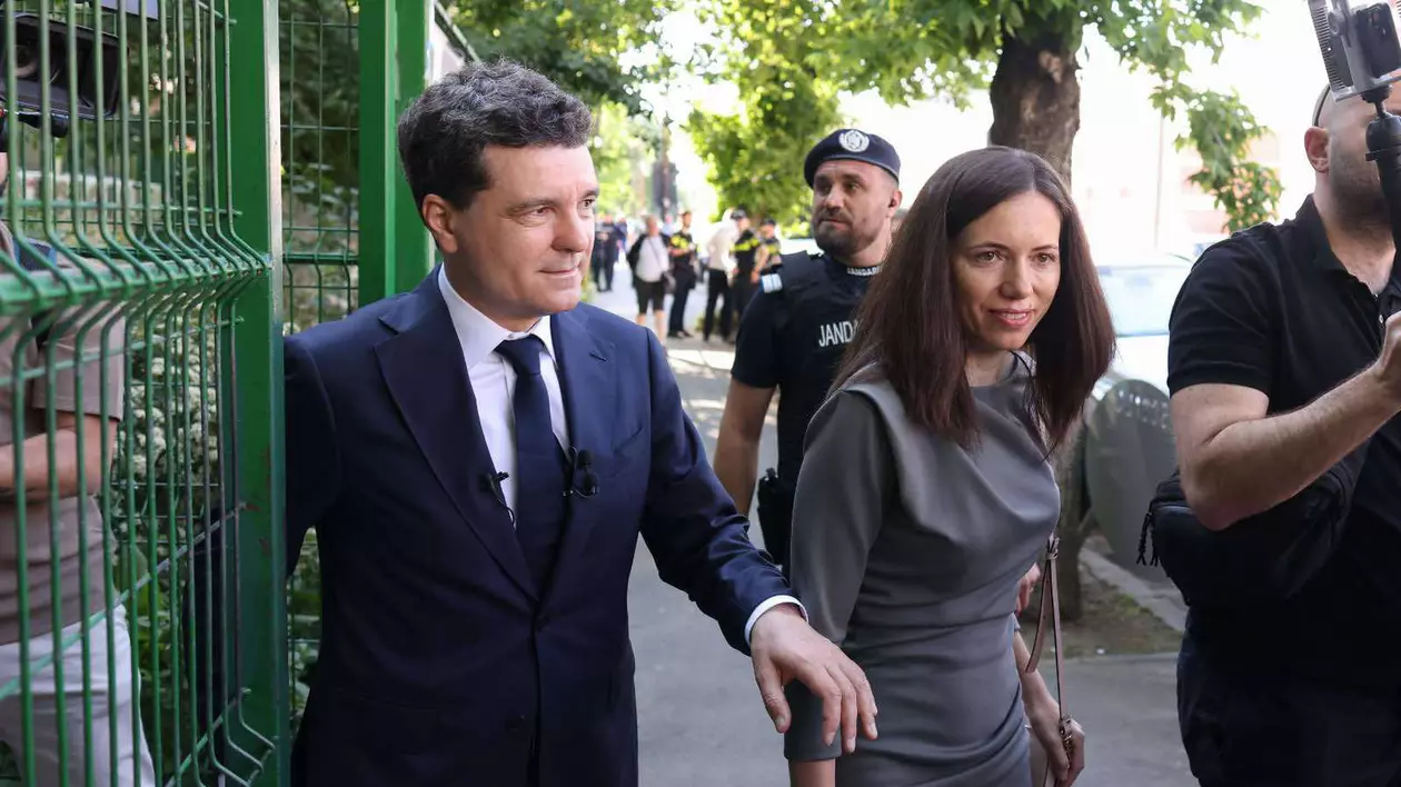 Mirabela Grădinaru, soția lui Nicușor Dan, a votat la alegerile prezidențiale 2025 FOTO: Inquam Photos / George Călin