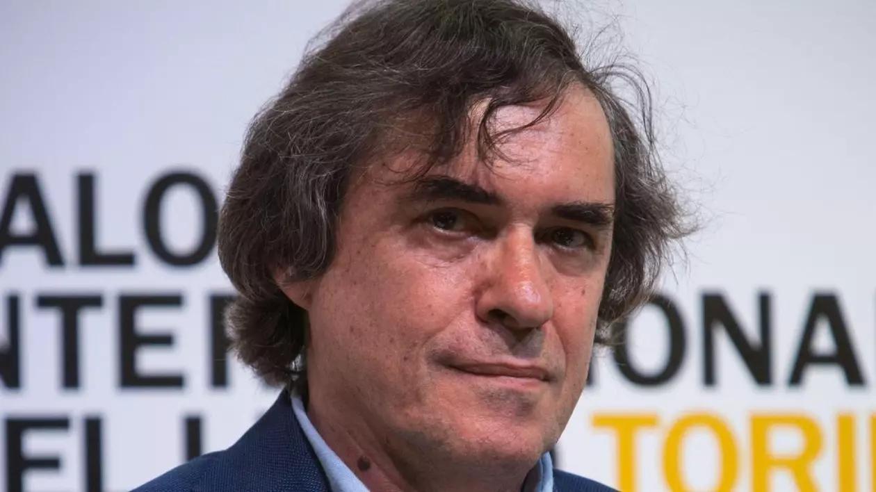 Imagine prim plan scriitorul Mircea Cărtărescu