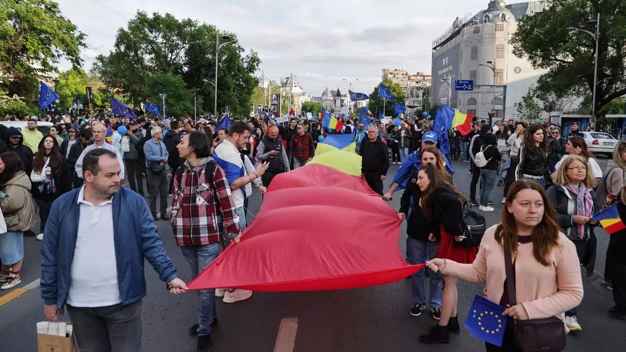 Miting pro Europa în București de Ziua Europei pentru susținerea apartenenţei la UE, înaintea turului 2 la prezidențiale. Câți oameni participă