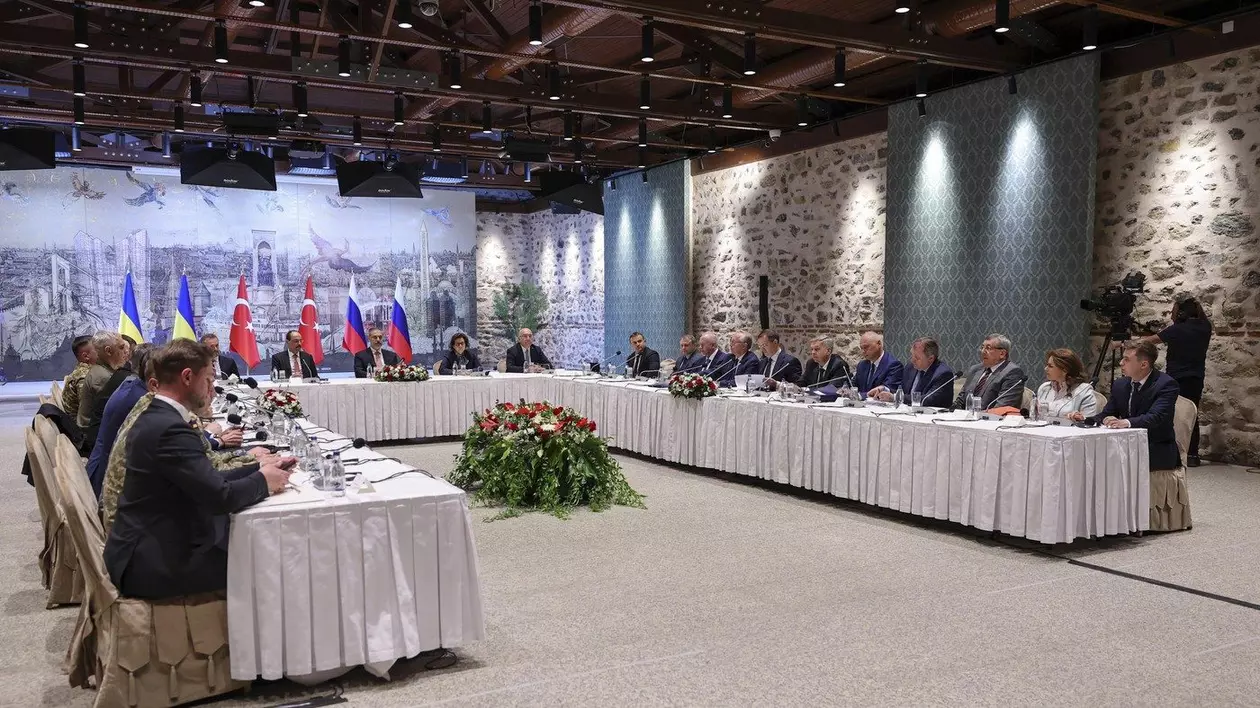 Negocieri ruso-ucrainene, la Istanbul, 16 mai 2025. Delegația rusă la dreaptă, cea ucraineană la stânga Foto: Profimedia