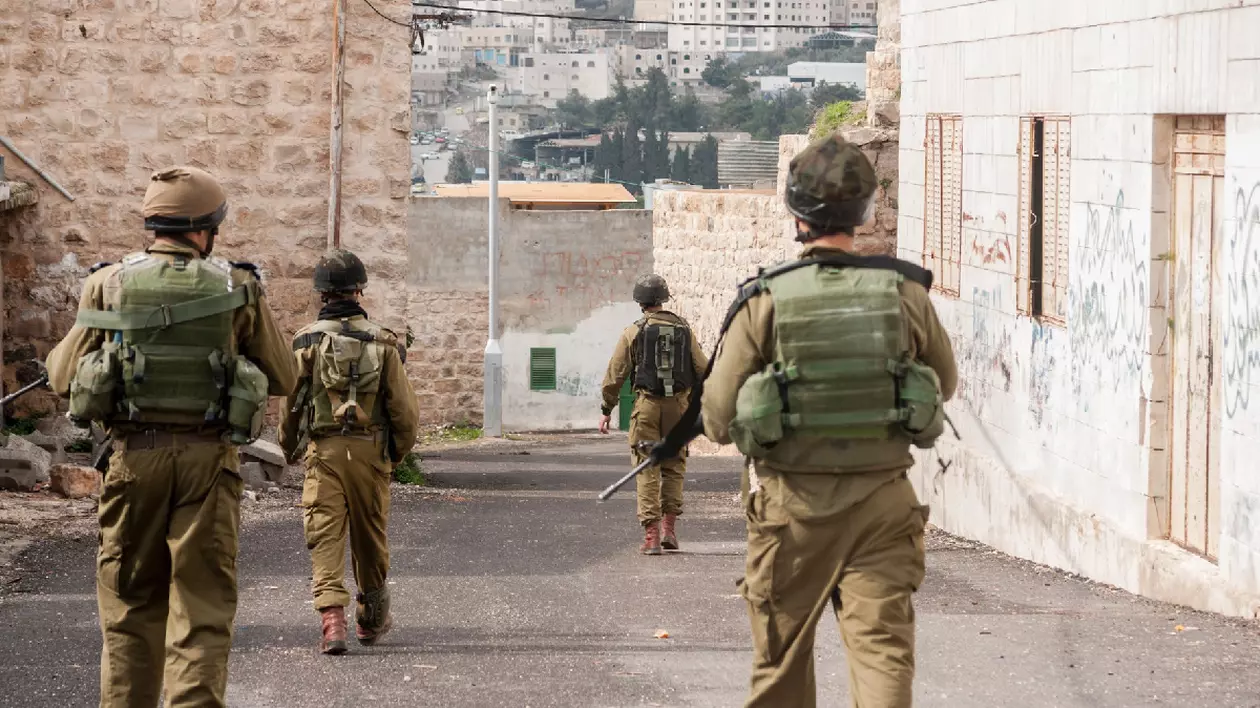 Hebron, Cisiordania, Israel. Soldați israelieni patrulează pe străzi.