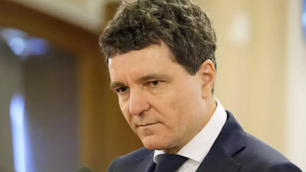 În imagine este ilustrat Nicușor Dan, îmbrăcat în sacou negru și cămașă albă.