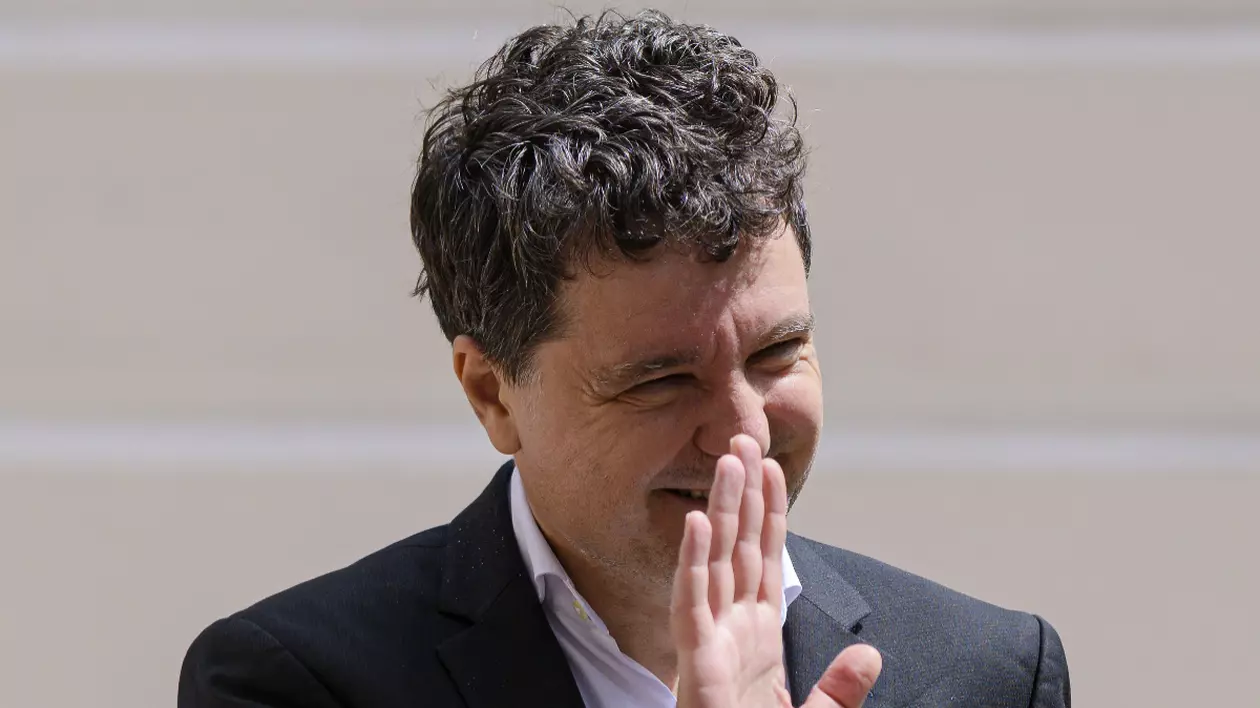 Însoțit de un agent SPP, Nicușor Dan și-a dus fetița la școală de dimineață. Ce a avut în mână noul președinte al României