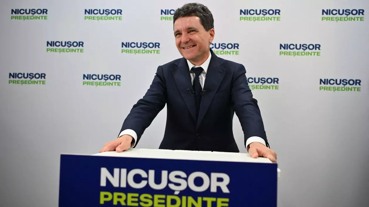 Nicușor Dan surprins în timp ce zâmbește în cadrul unei conferințe de presă