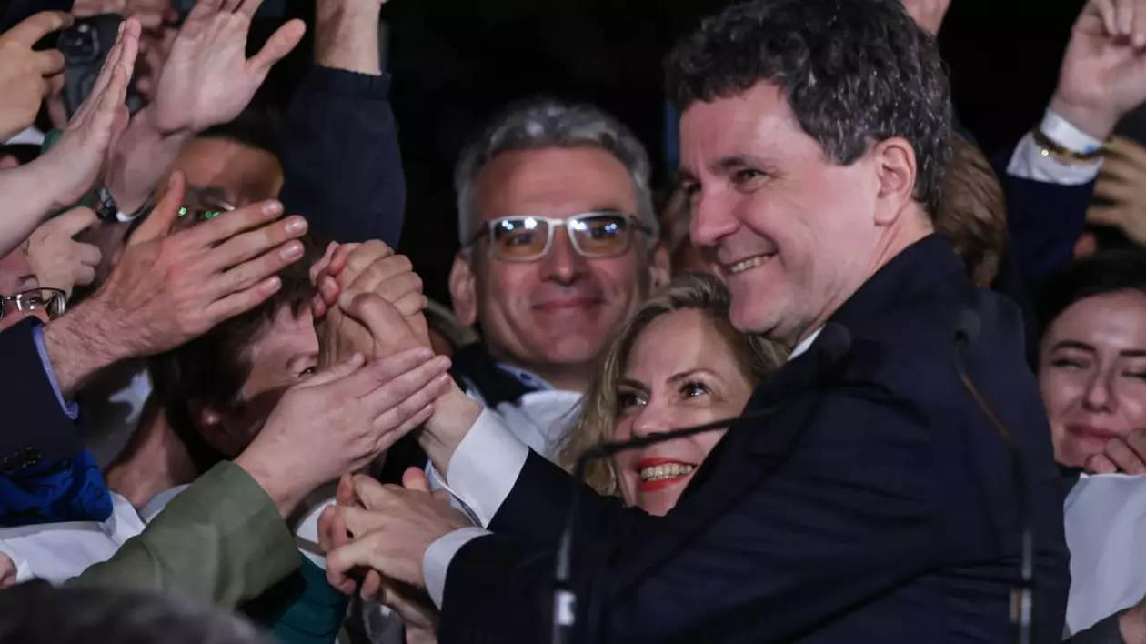 Nicușor Dan, duminică seara, după ce au apărut rezultatele Exit Poll, dând mâna cu alegătorii și susținătorii care s-au strâns la sediul său de campanie din București.