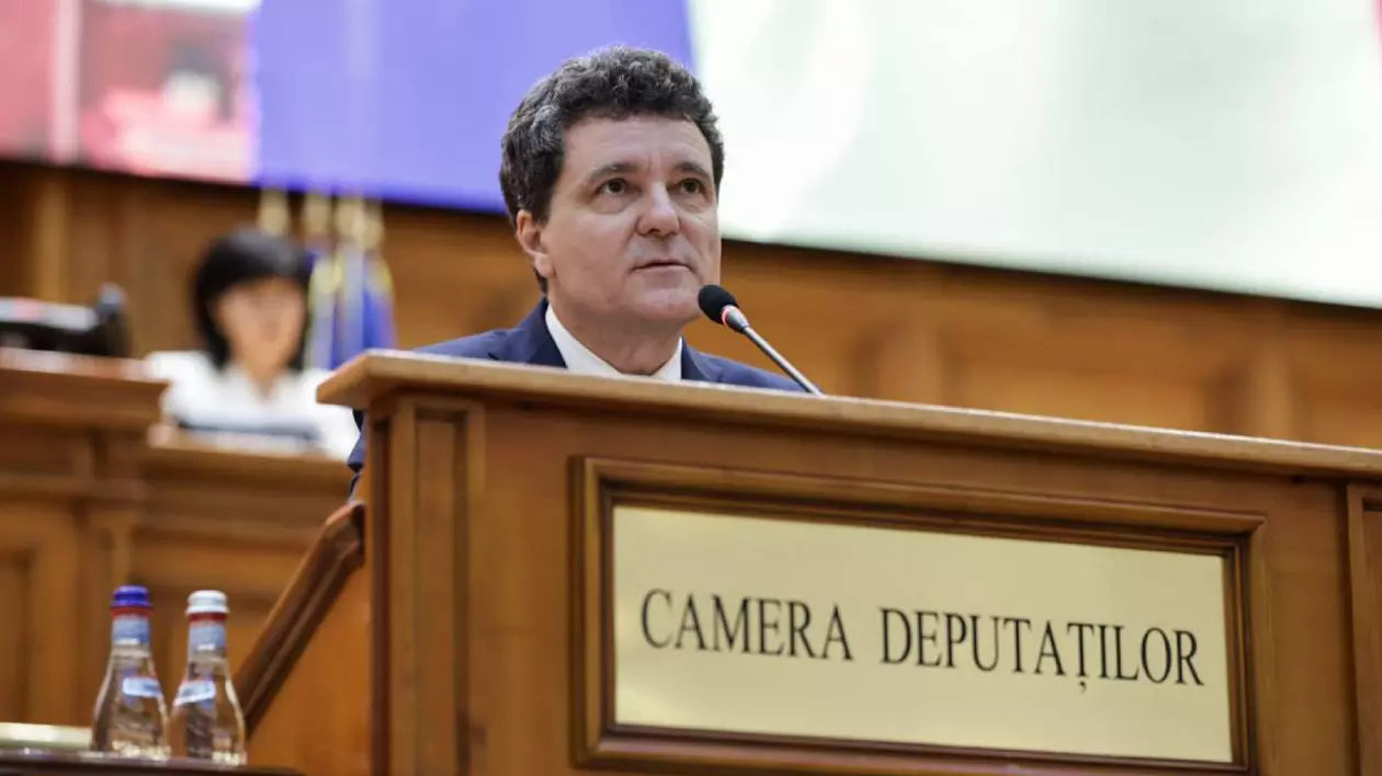 Nicușor Dan în plenul Parlamentului, în timpul discursului pe care l-a ținut în fața celor două Camere.