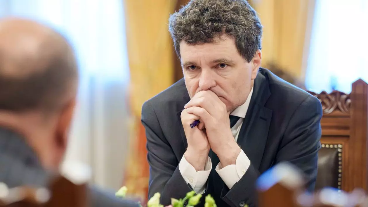 Președintele Nicușor Dan discută, îngândurat, cu reprezentanți ai mediului asociativ de afaceri, Palatul Cotroceni, 29 mai 2025