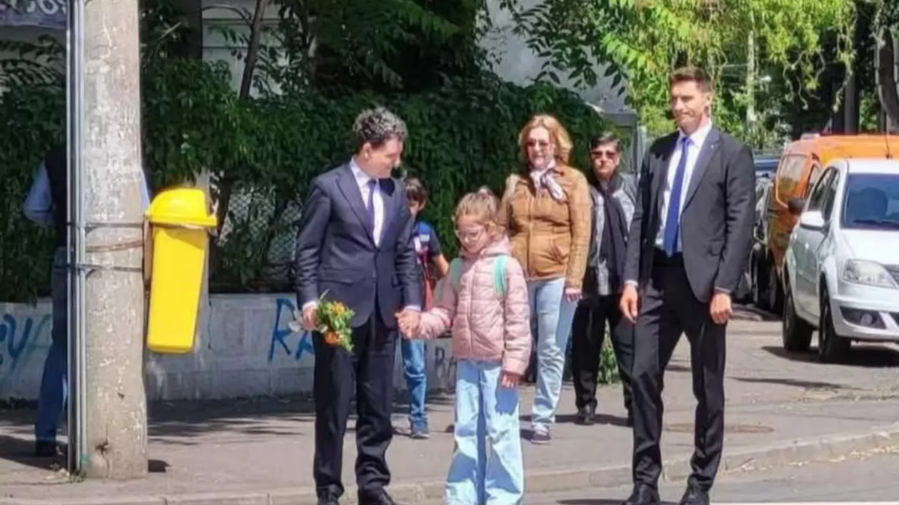 Însoțit de un agent SPP, Nicușor Dan și-a dus fetița la școală de dimineață. Ce a avut în mână noul președinte al României