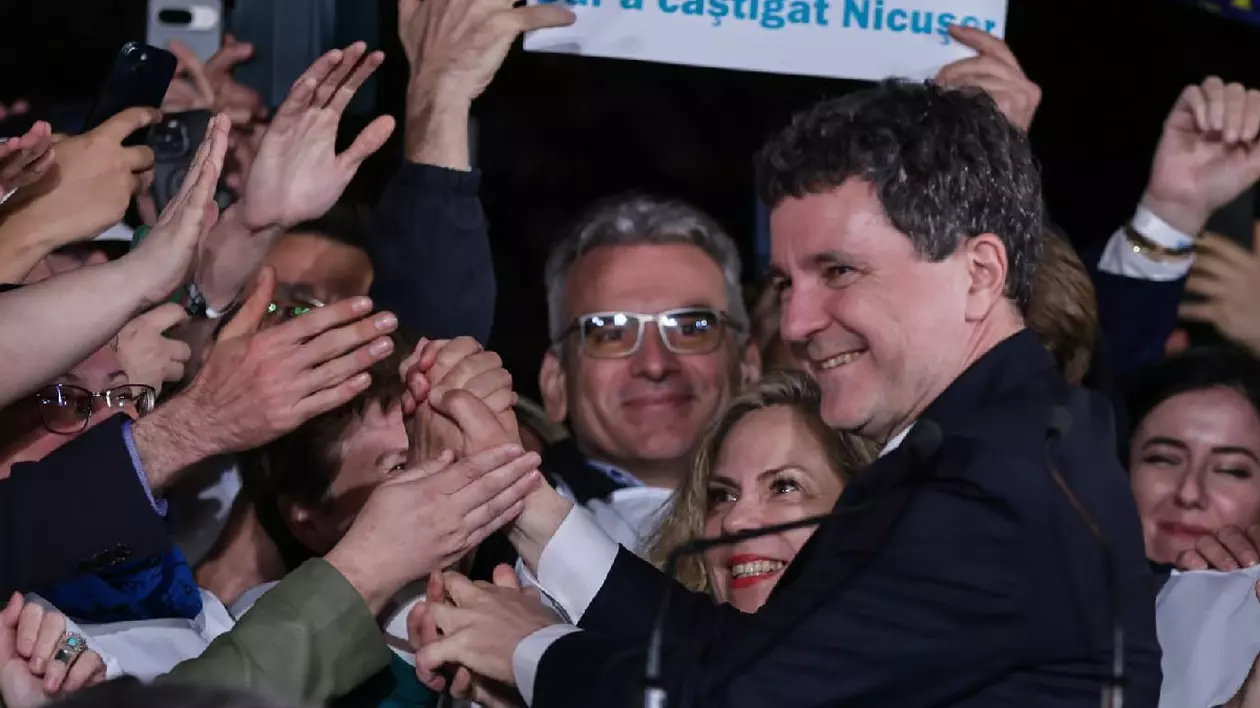 Nicușor Dan salută susținărorii după victorie FOTO Vlad Chirea - Libertatea
