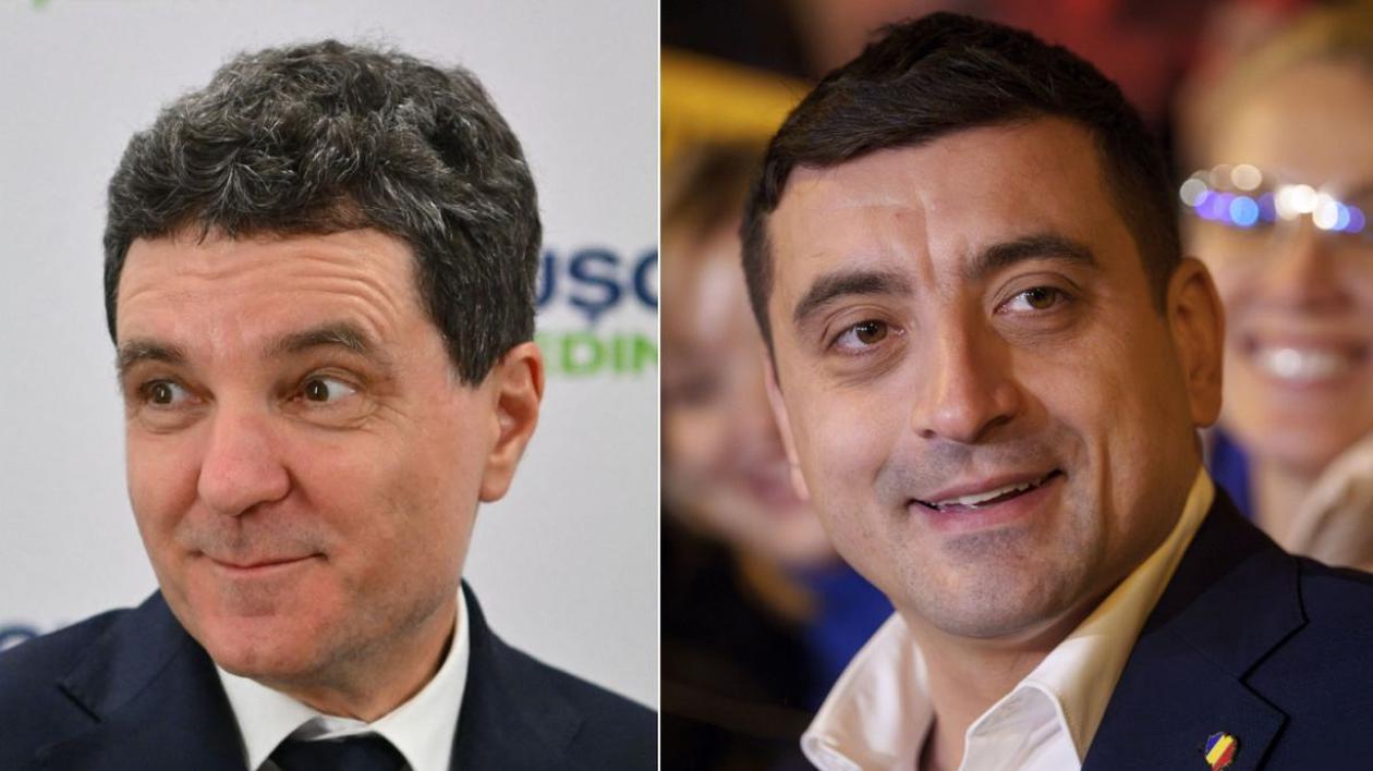 Nicușor Dan, în partea stângă, în prim-plan, îmbrăcat în costum cu cămașă și cravată, și George Simion, în dreapta, îmbrăcat în sacou și cămașă descheiată la primul nasture