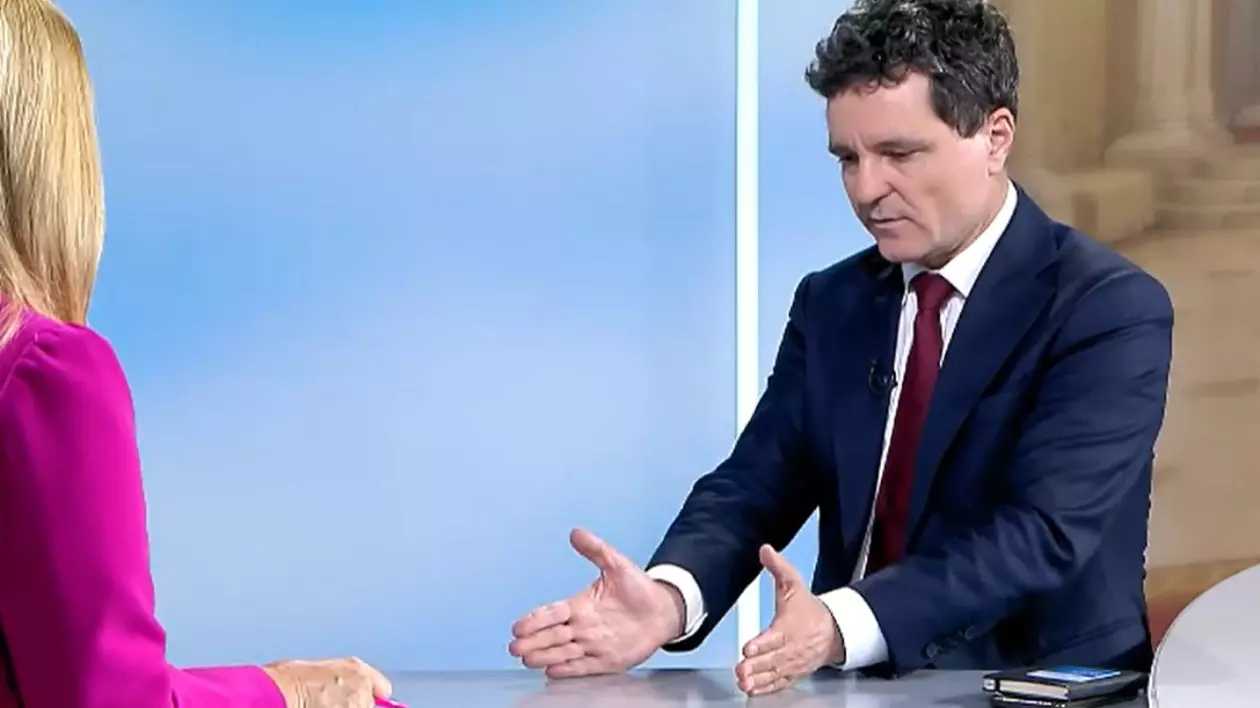 Nicușor Dan, președintele României, îmbrăcat în costum, în studioul Știrilor ProTV, în timpul unui interviu cu Andreea Esca, pe 20 mai 2025