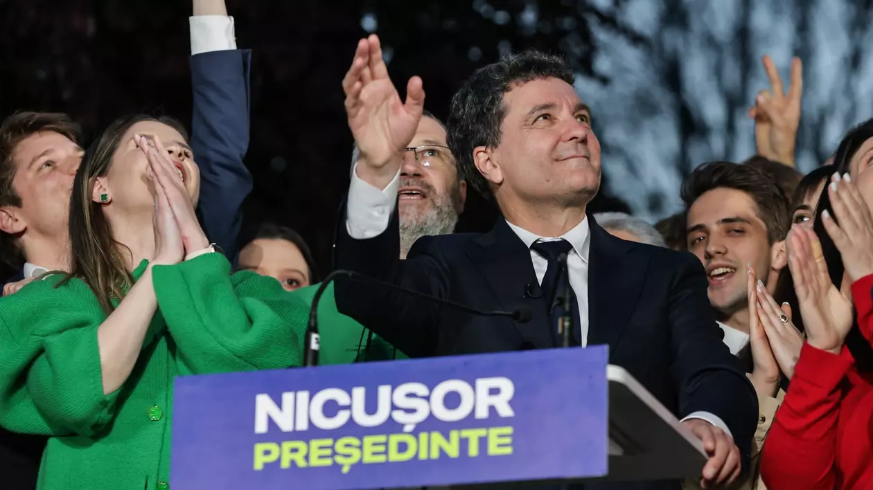 Riscul politic viitor scade după ce Nicușor Dan a câștigat alegerile prezidențiale din România, spune JPMorgan. Ce spune banca americană despre cursul euro