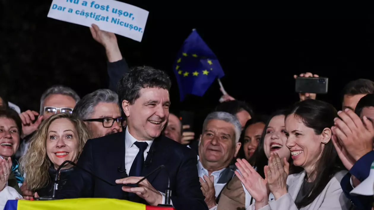 Sustinătorii lui NIcușor Dan sarbatoresc victoria in alegerile prezidentiale. Foto Vlad Chirea
