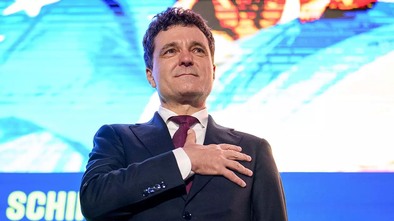 Candidatul independent la presedintia Romaniei, Nicusor Dan saluta suporterii, in timpul mitingului electoral ''Romania in Lumina'', desfasurat in Piata Victoriei din Bucuresti, duminica, 11 mai 2025.
