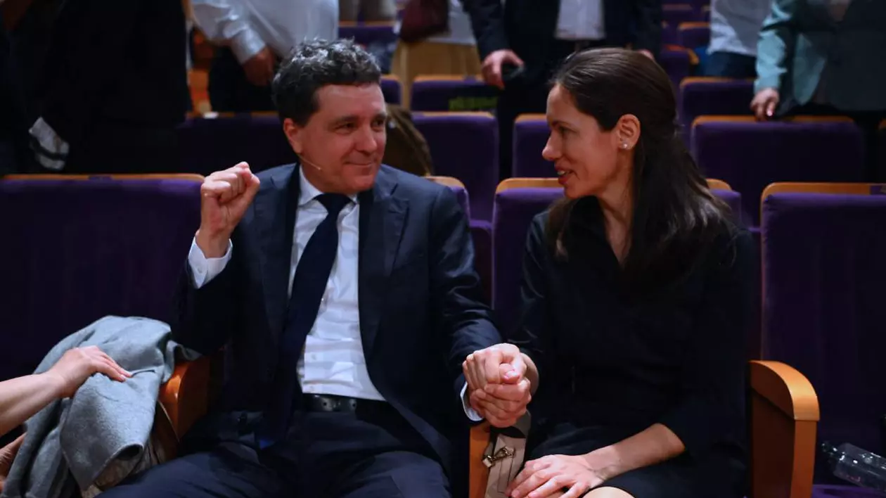 Nicușor Dan și Mirabela Grădinaru veseli, în culisele dezbaterii electorale dintre Nicușor Dan și George Simion.