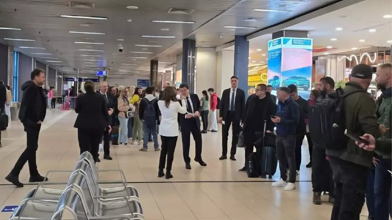 Nicușor Dan pe aeroportul Otopeni