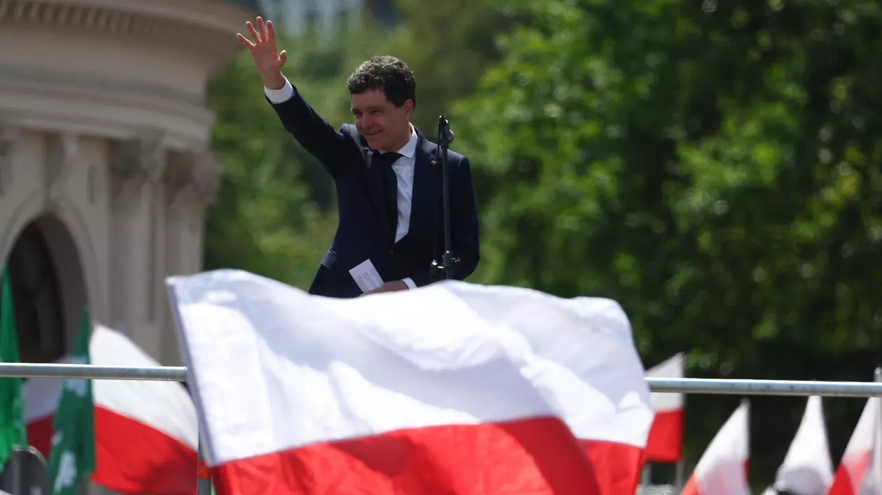Nicușor Dan surprins pe scenă la Varșovia, la mitingul electoral de susținere pentru Rafal Trzaskowsk
