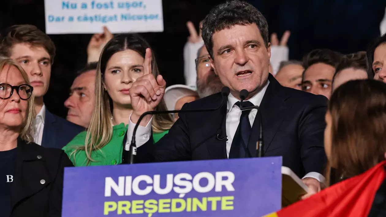 Nicusor Dan inconjurat de simpatizanti vorbeste de la microfon