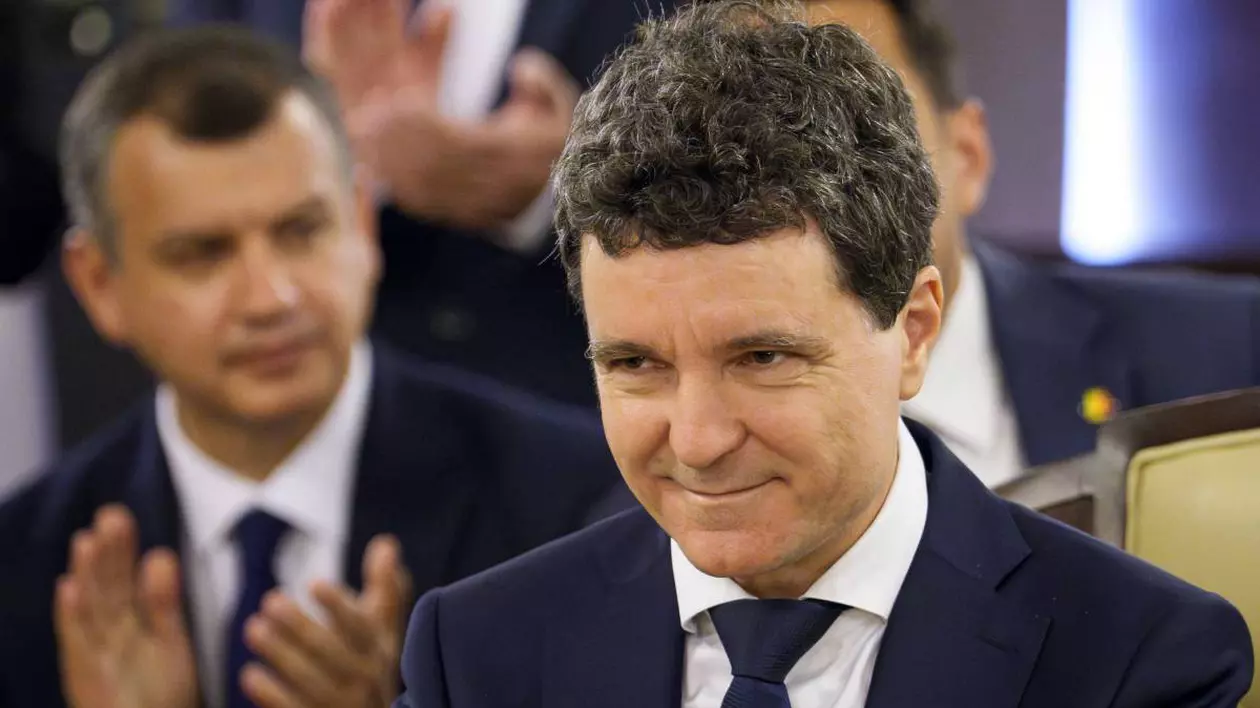 Nicușor Dan la Curtea Constituțională, zâmbind, în ziua în care i-a fost validată candidatura.