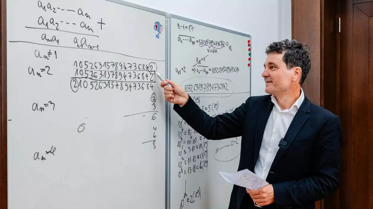 Nicușor Dan, îmbrăcat la costum, stă la tabla de scris și rezolvă probleme la matematică