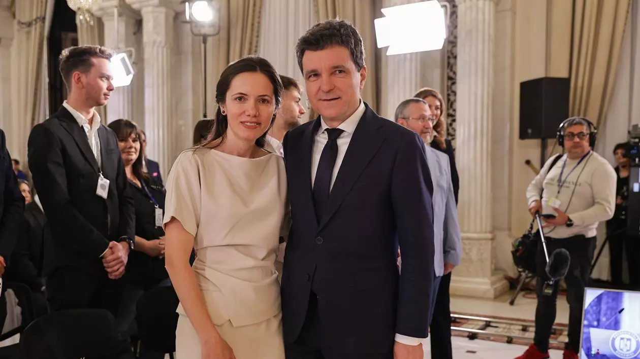 Gestul făcut de Mirabela Grădinaru față de Nicușor Dan în culisele dezbaterii electorale de la TVR. Momentul a fost surprins de fotograful Libertatea