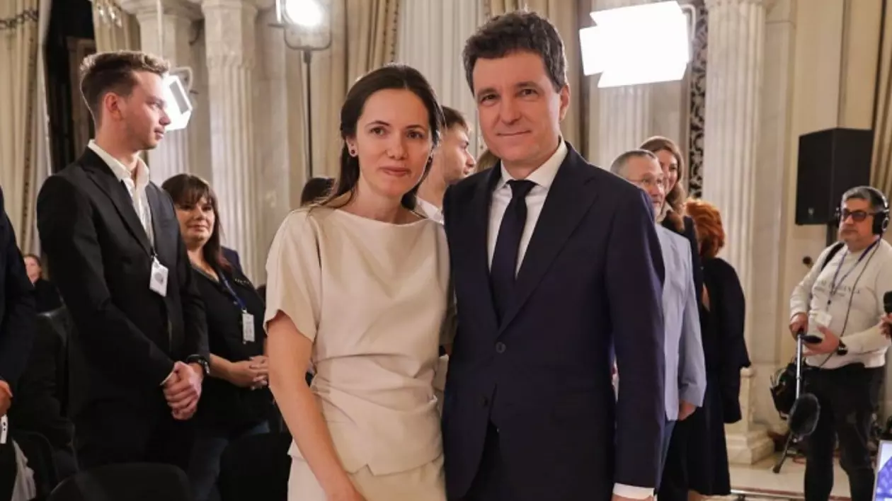 Ce diferență de vârstă e între Nicușor Dan și Mirabela Grădinaru. Ea avea doar 21 de ani și era studentă când l-a întâlnit pe politician