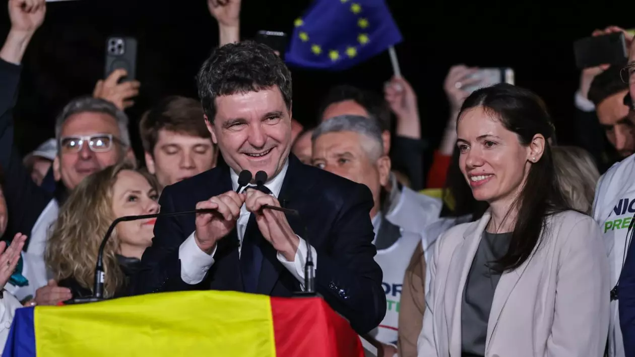 Singurul cuvânt pe care Mirabela Grădinaru i l-ar fi șoptit la ureche lui Nicușor Dan în timpul discursului prin care anunța că a câștigat alegerile