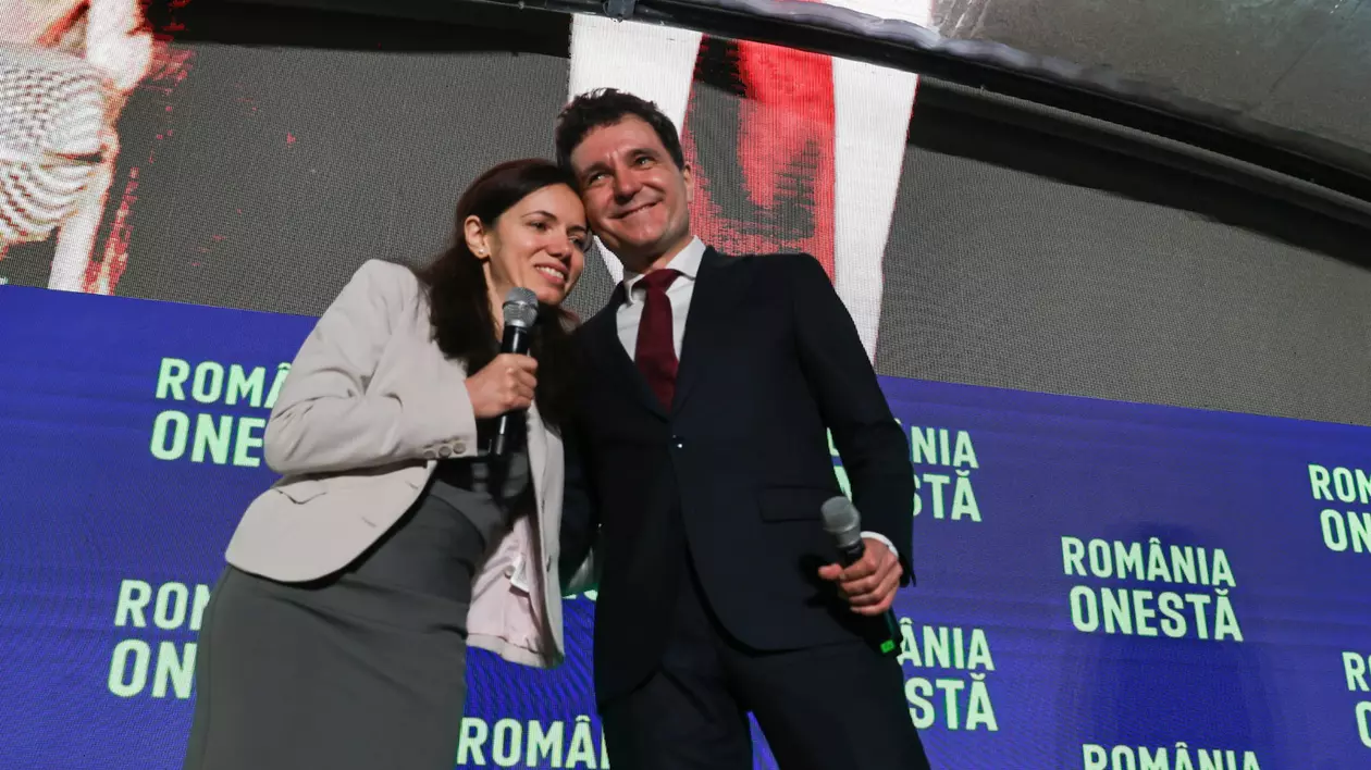 Nicușor Dan alături de Mirabela Grădinaru, partenera lui | Foto: Vlad Chirea (Libertatea)