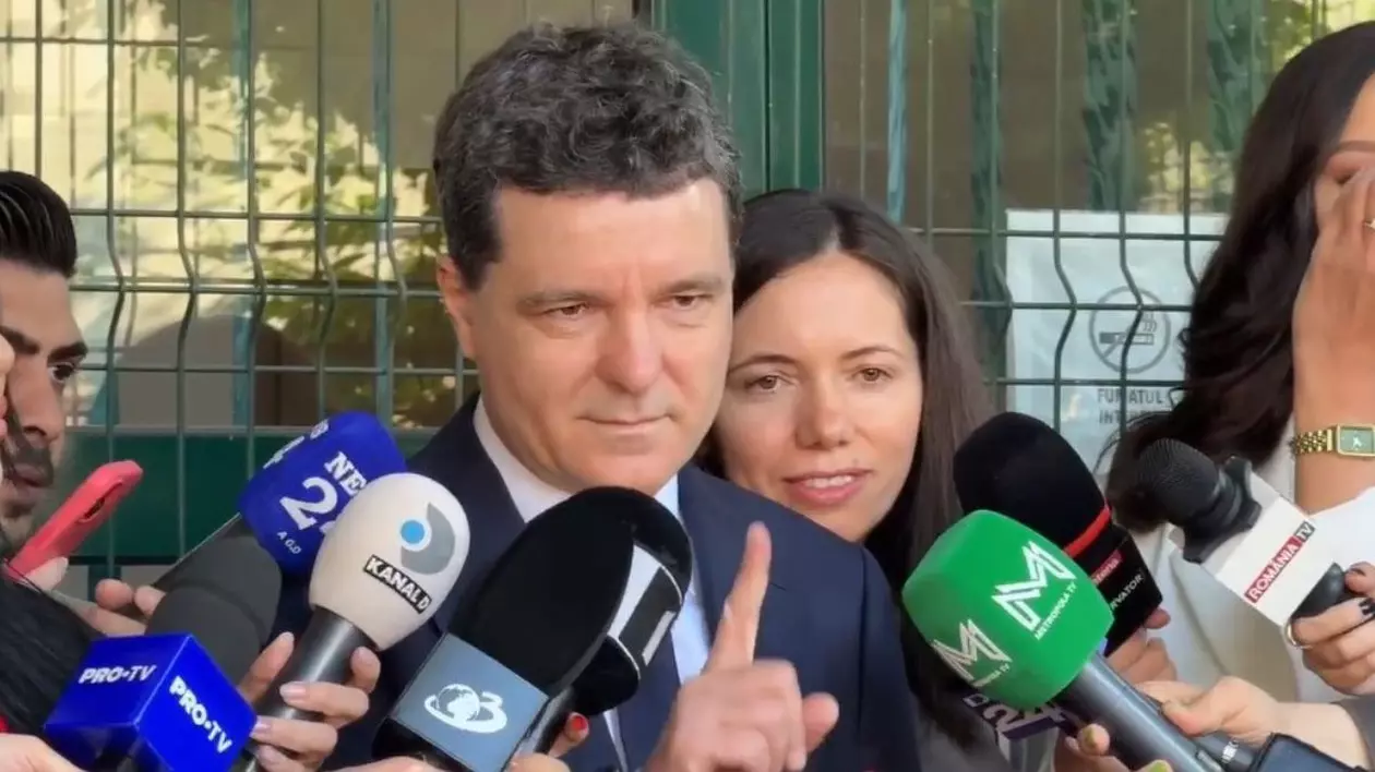 Nicusor Dan voteaza la alegerile prezidentiale 2025 Prim Plan Nicusor Dan în sacou negru și cămasă albă, cu degetul aratător de la mana dreapta ridicat, face declaratii dupa vot in fata multor microfoane